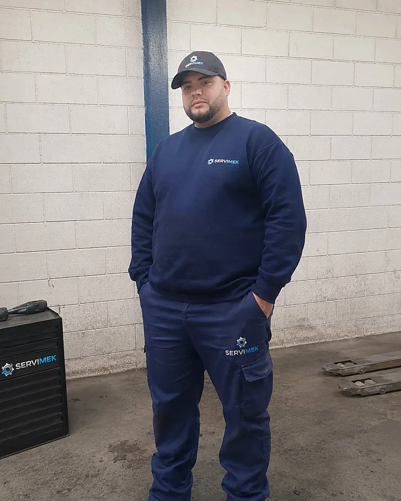 Carlos Herrera, Jefe de Servicio de SERVIMEK SPA, en el taller