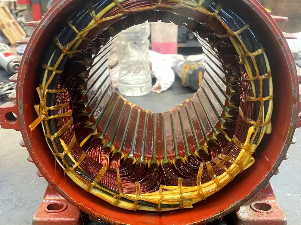 Estator de motor eléctrico rebobinado en taller SERVIMEK