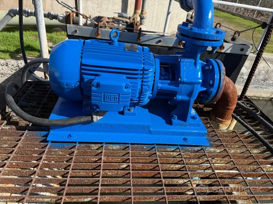Bomba centrífuga con motor WEG reparado en el taller de SERVIMEK