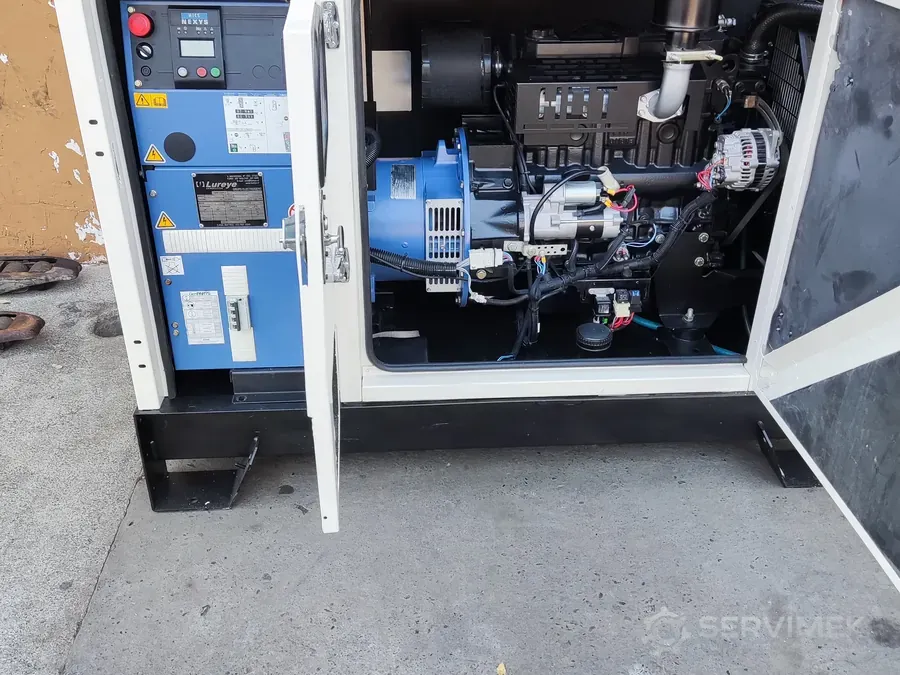 Grupo generador en cabina reparado en el taller de SERVIMEK