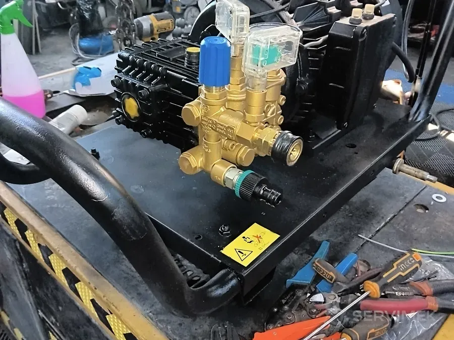 Hidrolavadora — bomba de pistones reparado en el taller de SERVIMEK