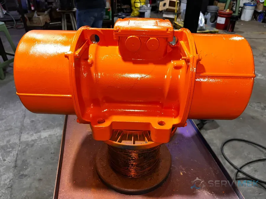 Motovibrador industrial de 3,6 kW rebobinado y pintado por SERVIMEK