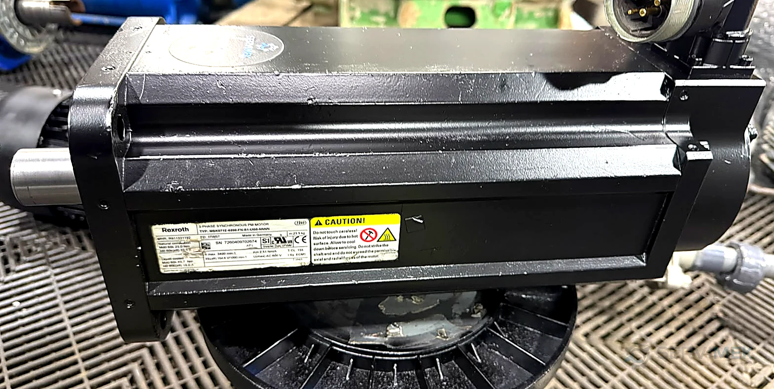 Servomotor Bosch Rexroth MSK071E s&iacute;ncrono de imanes permanentes en el taller de SERVIMEK, con su placa de caracter&iacute;sticas visible